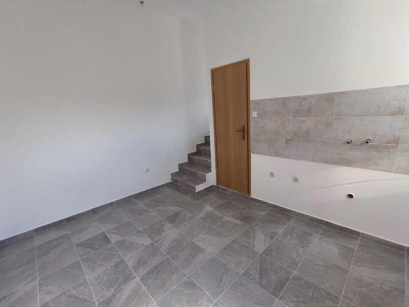 Kuchnia z przyłączami i schodami