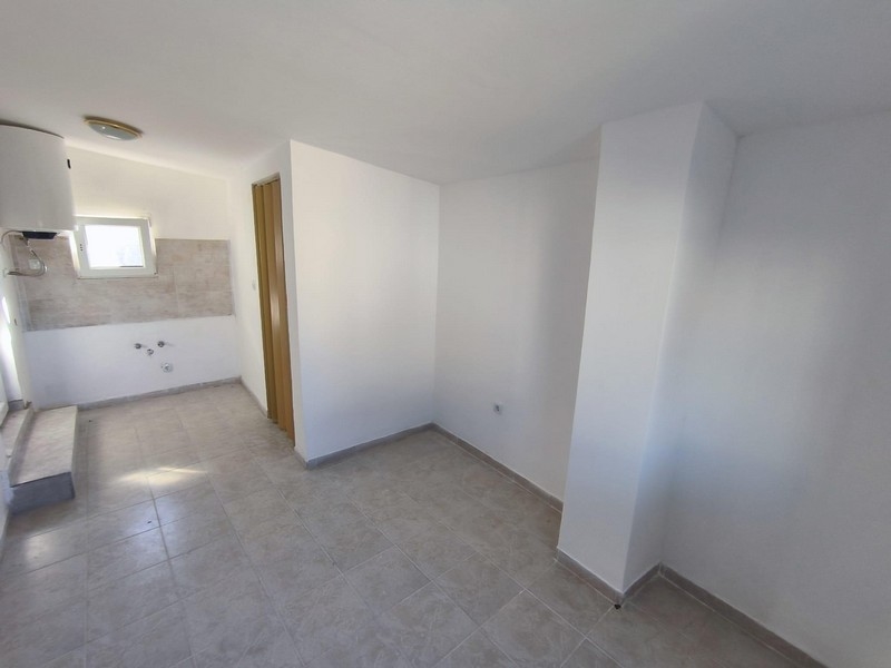 Mały pokój z przyłączami kuchennymi