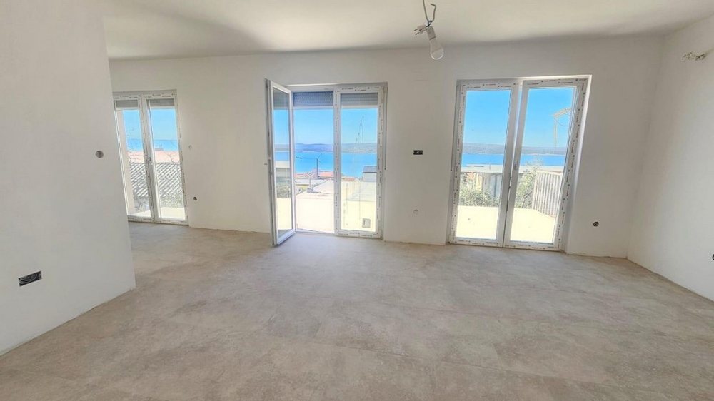 Zalany światłem salon mieszkania A3604 z pięknym widokiem na morze.