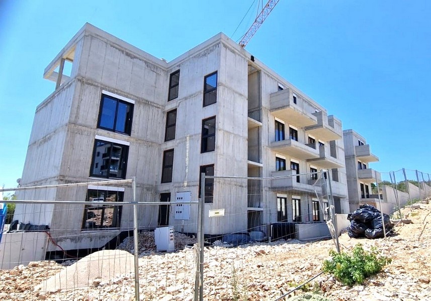 Stan surowy nowego budynku z balkonami - nieruchomość A3605 na Ciovo.