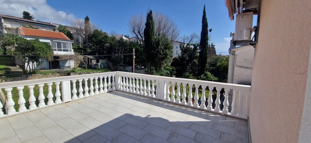 Duży taras z widokiem na zieleń