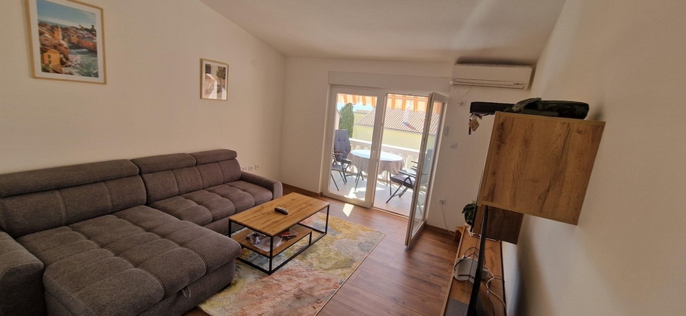 Jasny salon z klimatyzacją