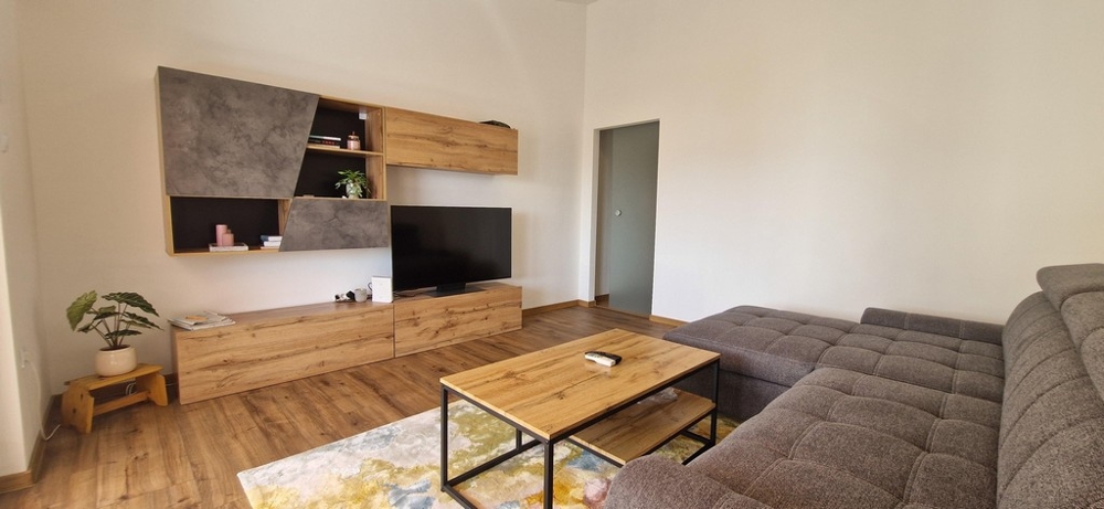 Pokój dzienny z kanapą i telewizorem