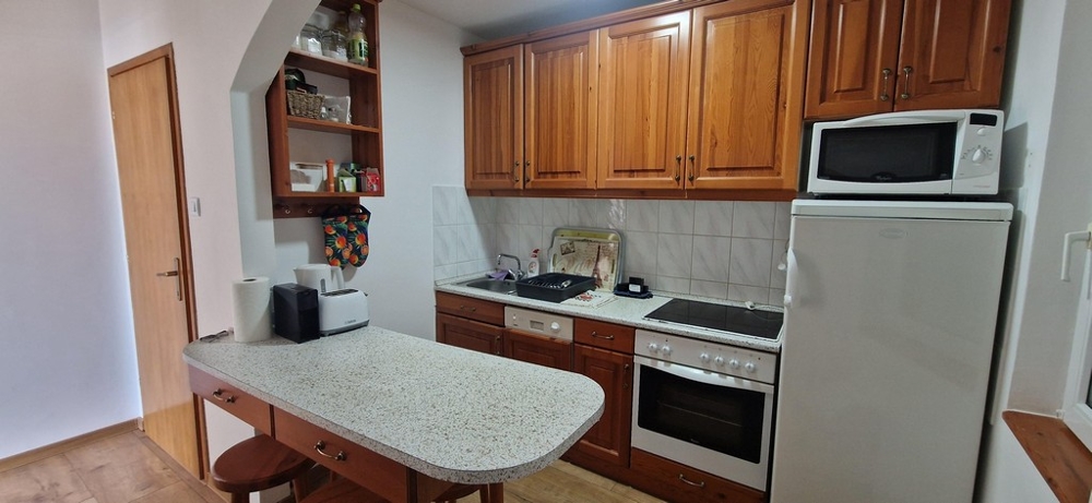 Kuchnia wyposażona w barek śniadaniowy