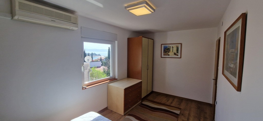 Sypialnia z oknem z widokiem na morze