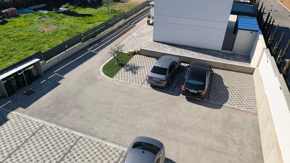 Przed budynkiem miejsca parkingowe na zewnątrz