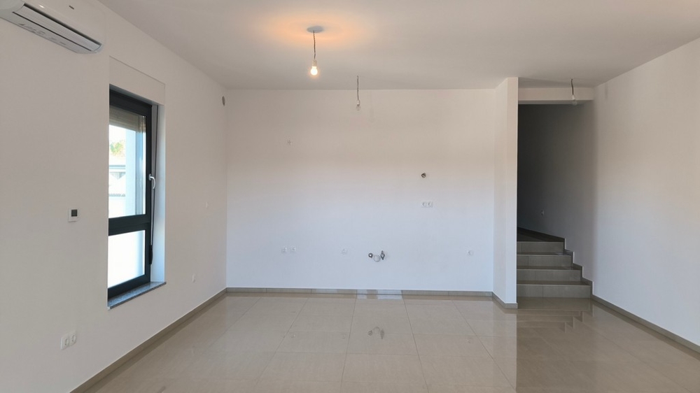 Jasny salon z klimatyzacją