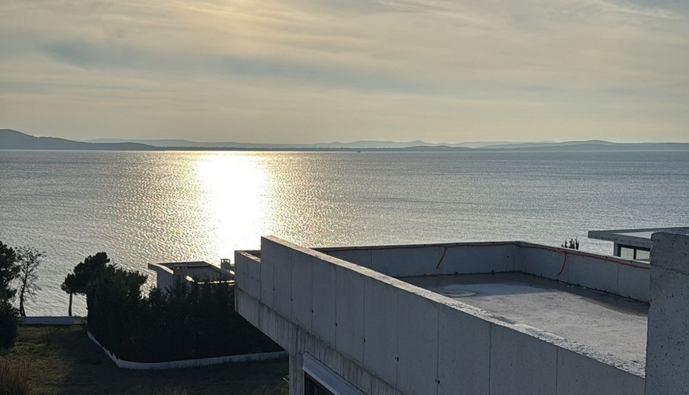 Taras na dachu z basenem i fantastycznym widokiem na morze w nieruchomości A3617 w Kozino w Chorwacji.