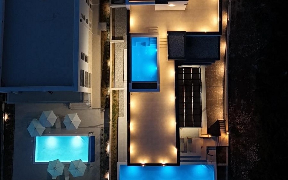 Nowy budynek z penthousem i basenem w Kozinie