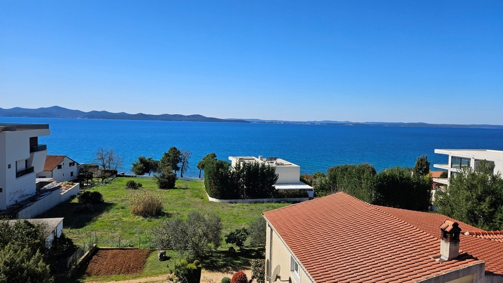 Taras na dachu z widokiem na basen i morze o zachodzie słońca