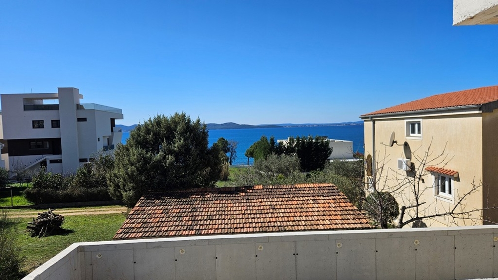 Widok na morze z tarasu apartamentu A3618, który jest na sprzedaż niedaleko Zadaru w Chorwacji.