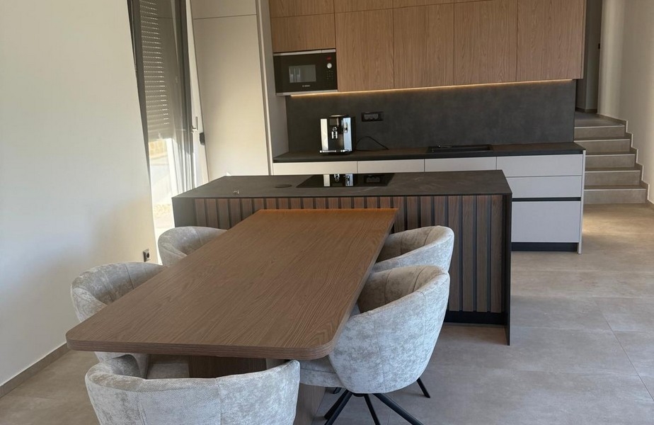 Kuchnia z wyspą kuchenną i zintegrowaną częścią wypoczynkową