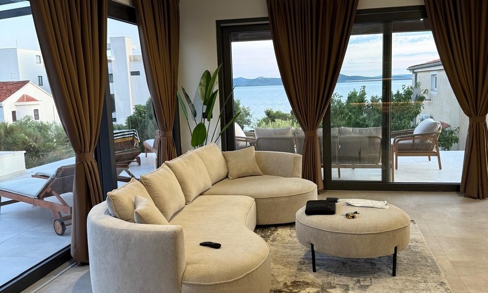 Część dzienna z dużym oknem z przodu i widokiem na morze