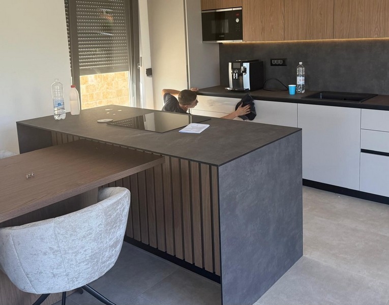 Nowoczesna kuchnia z wyspą kuchenną i sprzętem do zabudowy