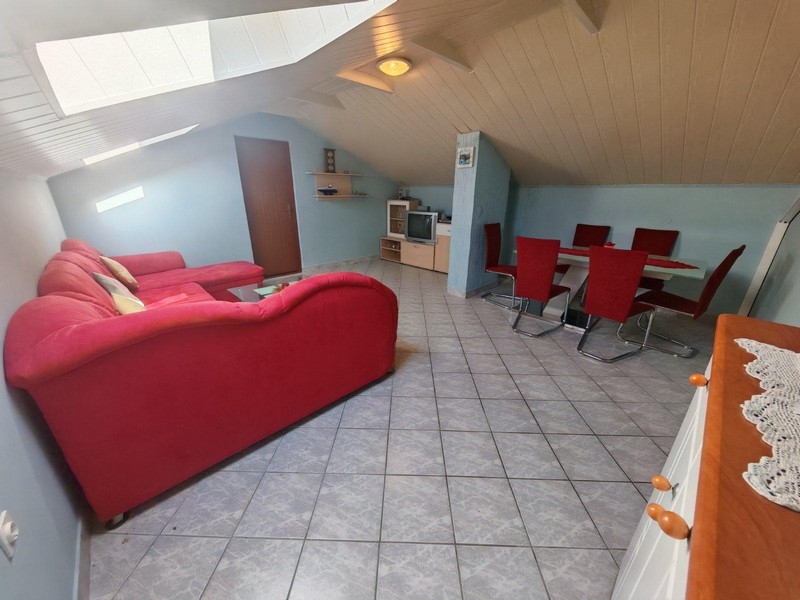 Umeblowany salon na poddaszu - nieruchomość A3621.