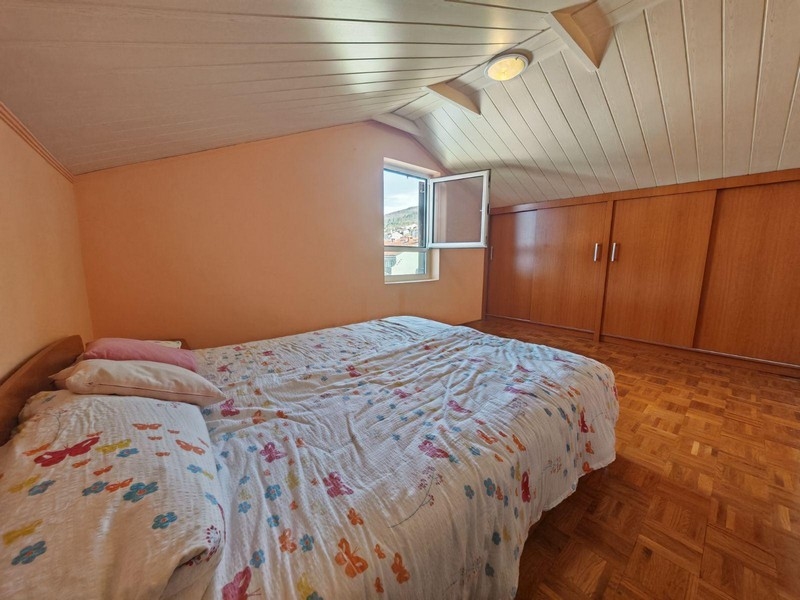 Sypialnia z łóżkiem małżeńskim i szafą wnękową