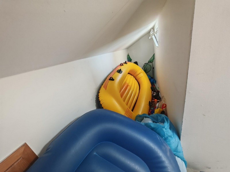 Drugi schowek pod spadzistym dachem