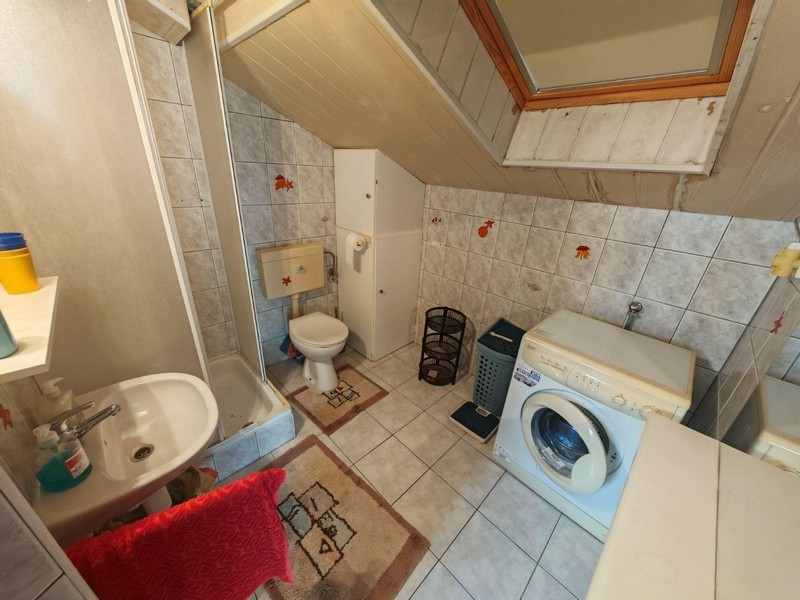 Łazienka z prysznicem, pralką i świetlikiem