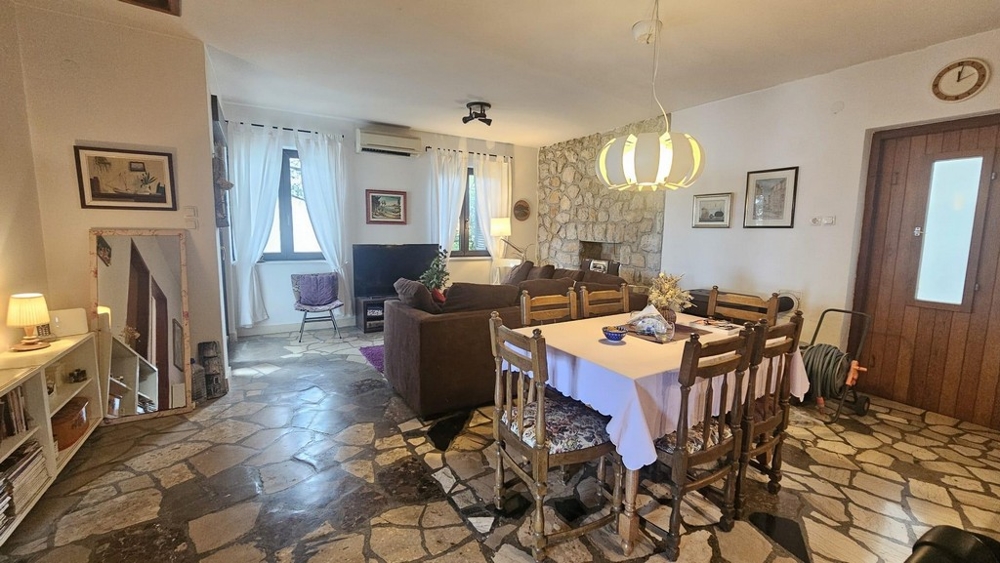 Część jadalna z widokiem na salon