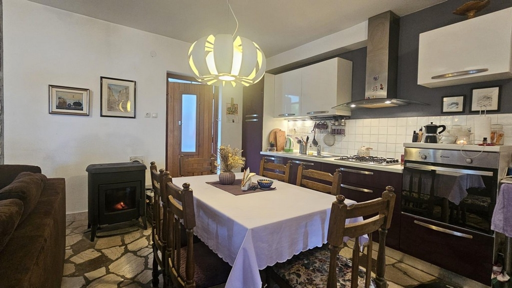 Kuchnia z jadalnią i piecem opalanym drewnem