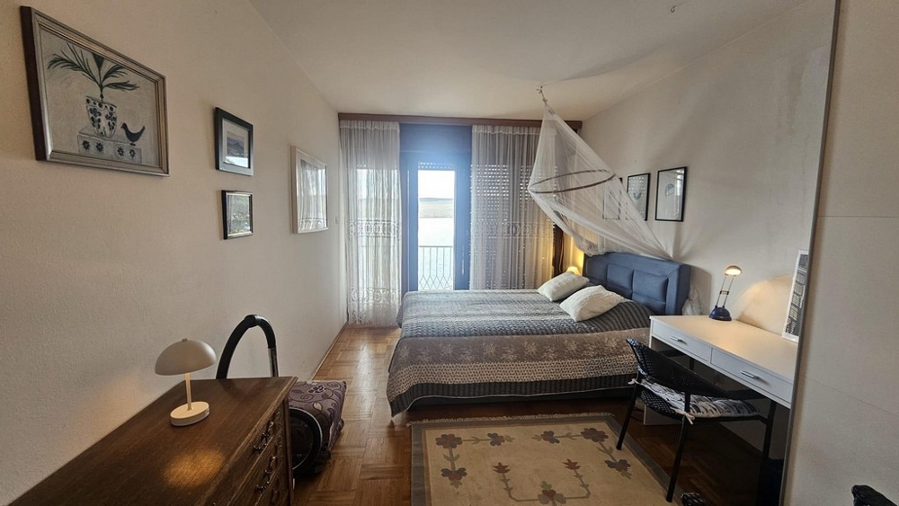 Sypialnia z łóżkiem małżeńskim i wyjściem na balkon