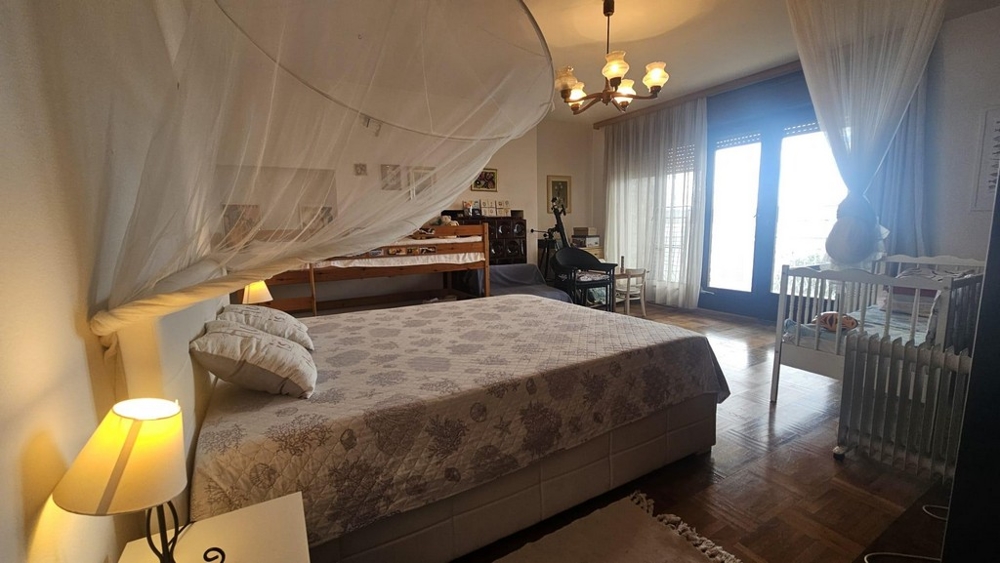 Duża sypialnia z łóżkiem dla dzieci