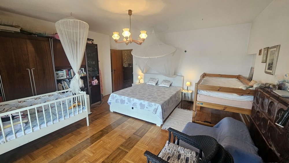 Sypialnia z łóżkiem małżeńskim i łóżkiem piętrowym