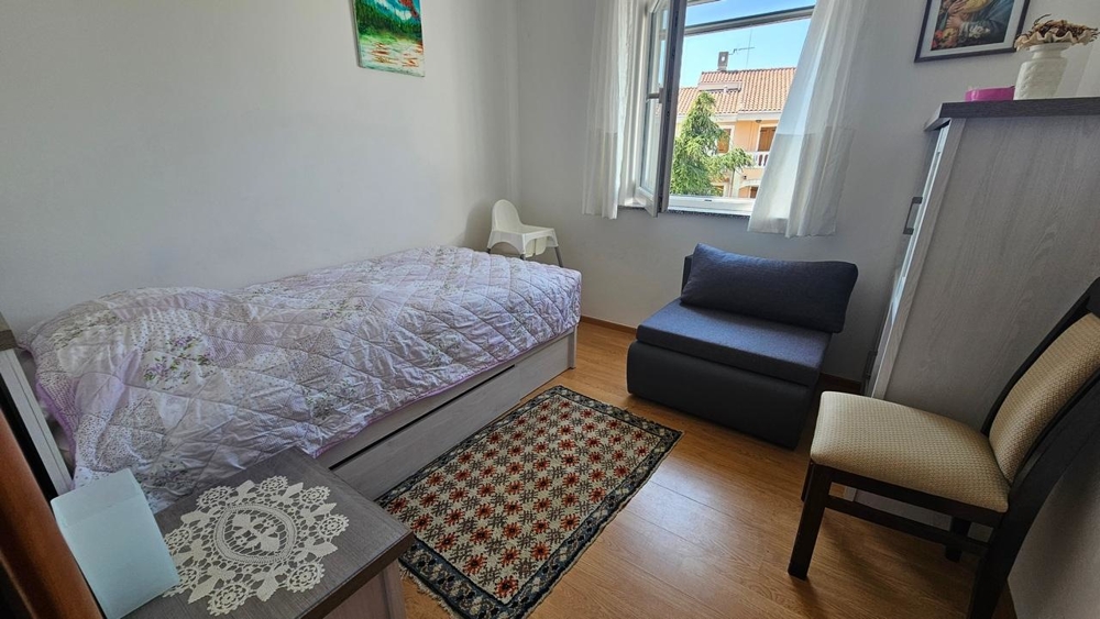 Sypialnia z łóżkiem pojedynczym i fotelem