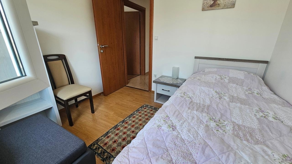 Pokój jednoosobowy z łóżkiem i oknem