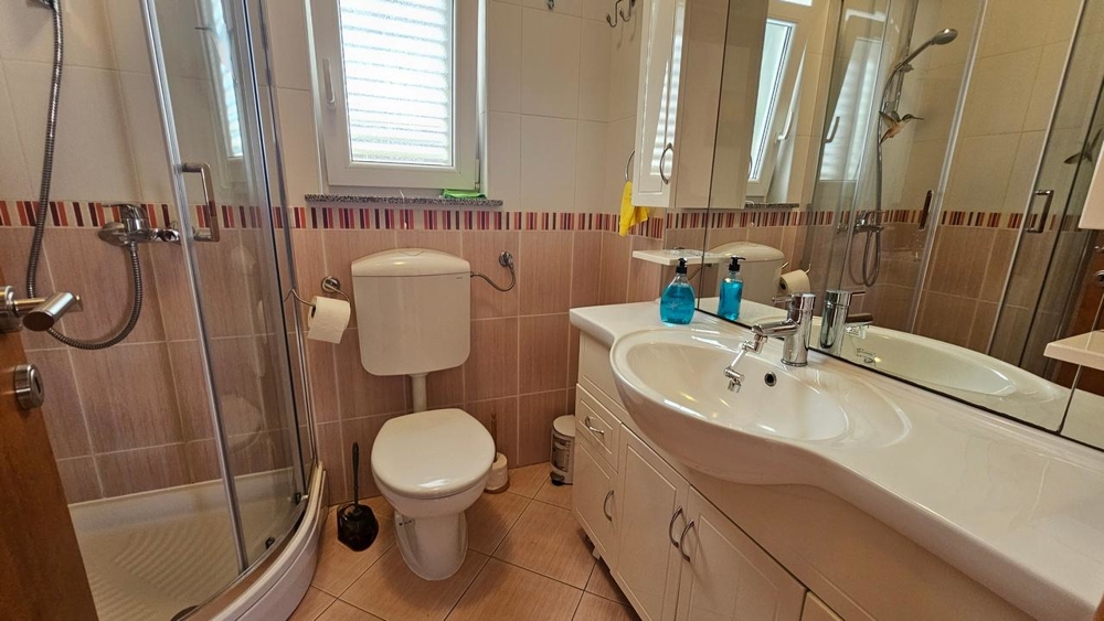 Łazienka z prysznicem i umywalką