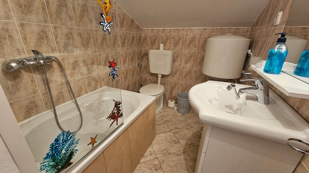 Łazienka z wanną i płytkami