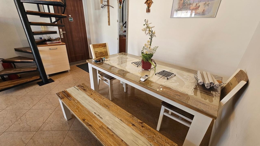 Jadalnia z drewnianym stołem i ławką