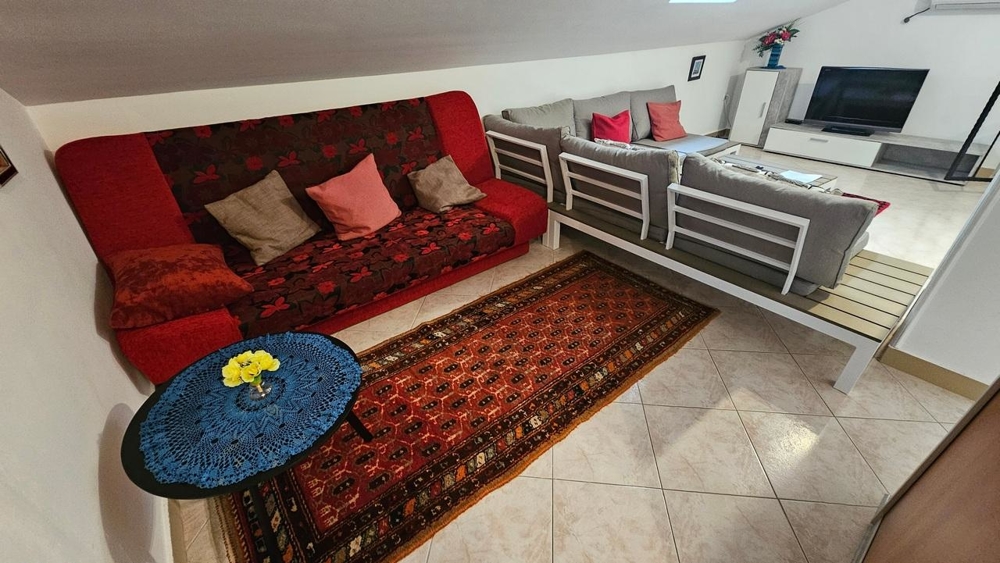 Pokój dzienny na poddaszu z sofą i telewizorem