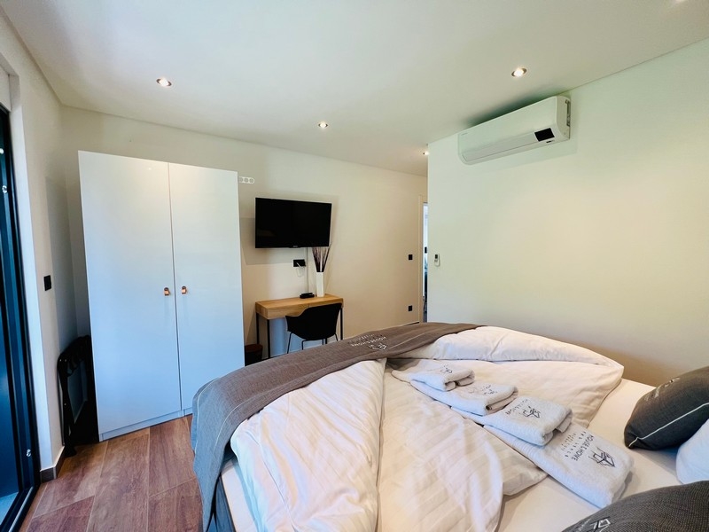 Przedpokój z dostępem do sypialni i łazienki