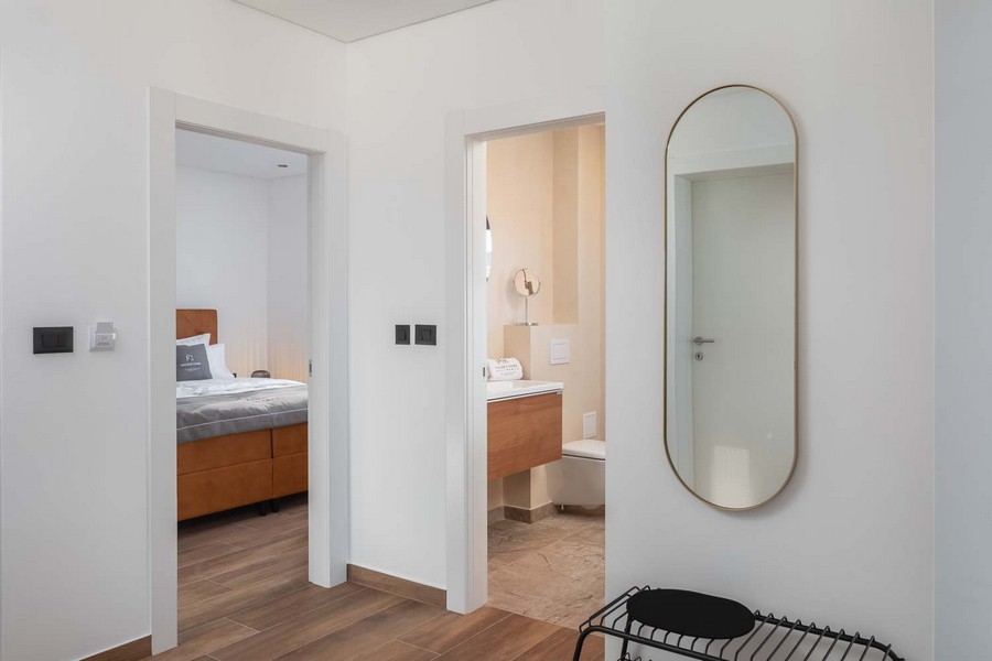 Balkon z miejscami do siedzenia i widokiem na zieleń