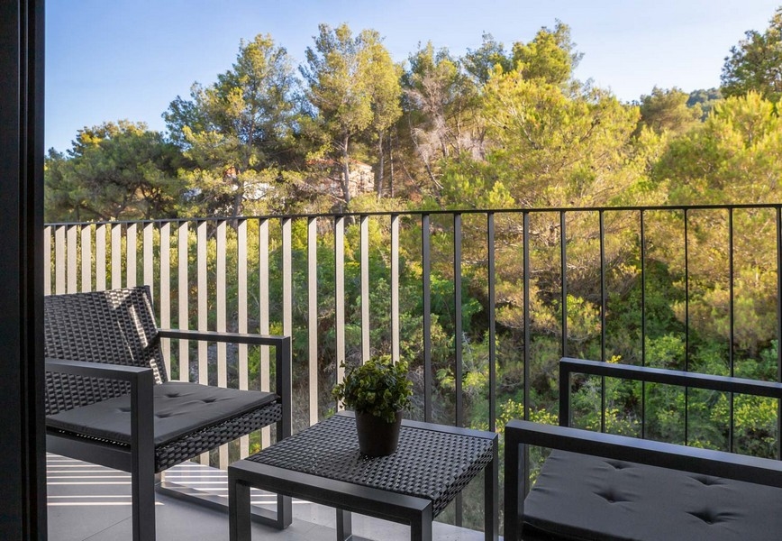 Łazienka z lustrem i oknem