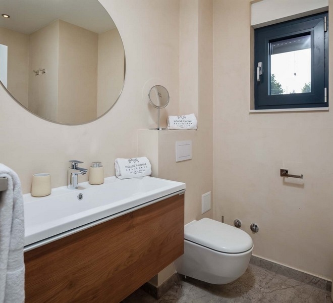 Prysznic ze szklaną przegrodą i oknem