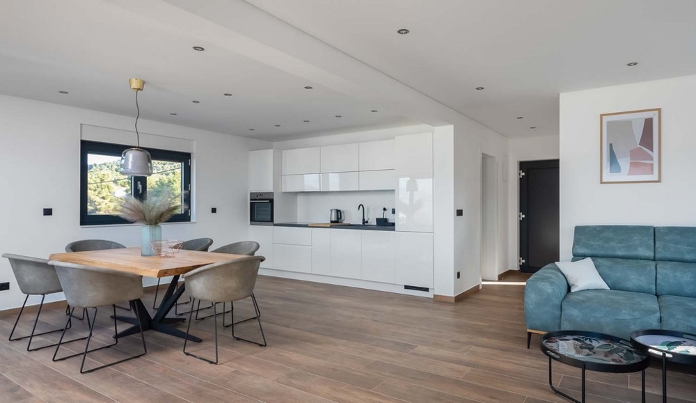 Nowoczesny, otwarty salon i kuchnia z częścią wypoczynkową