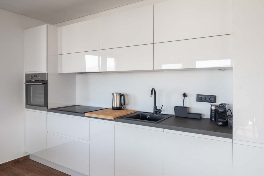 Wysokiej jakości kuchnia wyposażona w sprzęt AGD i armaturę