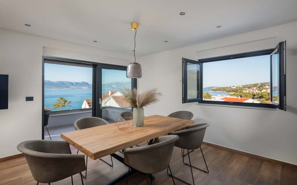 Kuchnia z jadalnią i dużym drewnianym stołem