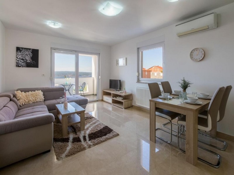 Jasny salon i jadalnia z wyjściem na balkon