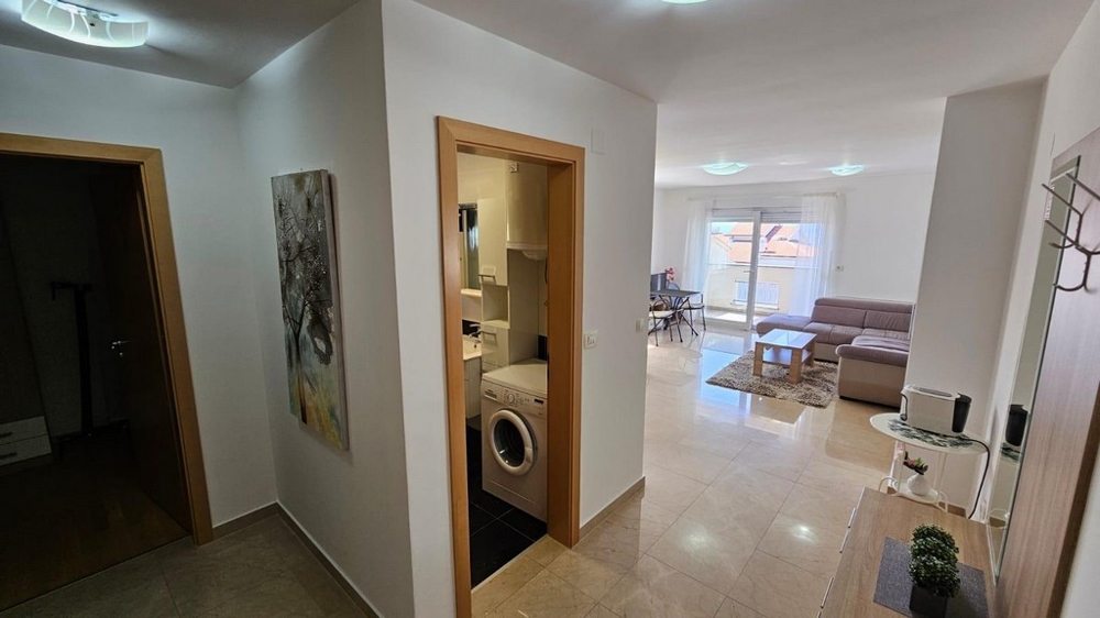 Przedpokój z widokiem na salon