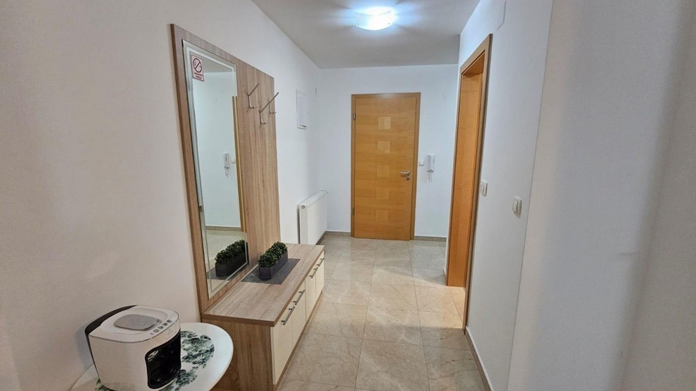 Łazienka z prysznicem i pralką