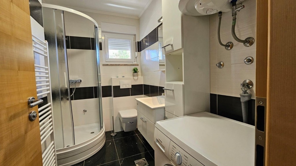 Łazienka z prysznicem i pralką