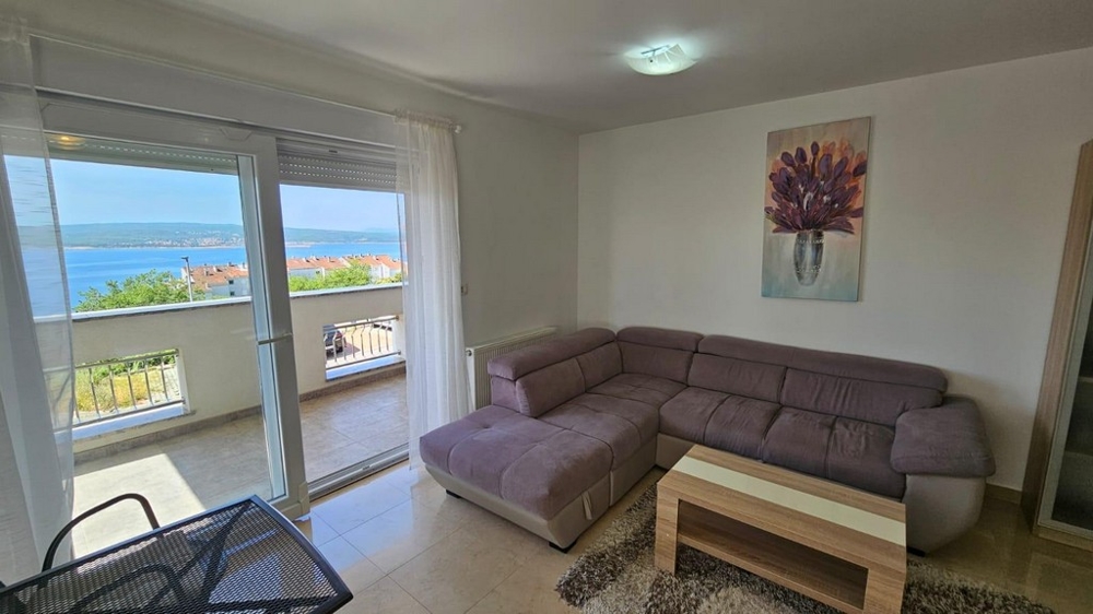 Umeblowany salon z widokiem na morze.