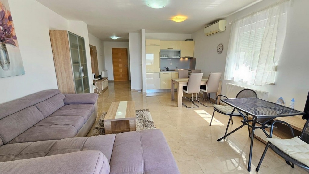 Stylowo urządzona część dzienna nieruchomości A3633 w Crikvenicy w Chorwacji.