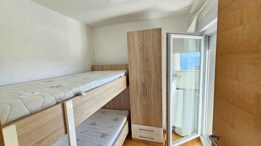 Mała sypialnia z łóżkiem piętrowym