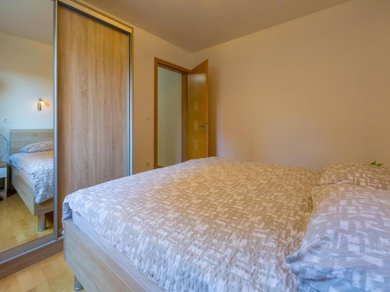 Sypialnia z szafą i łóżkiem