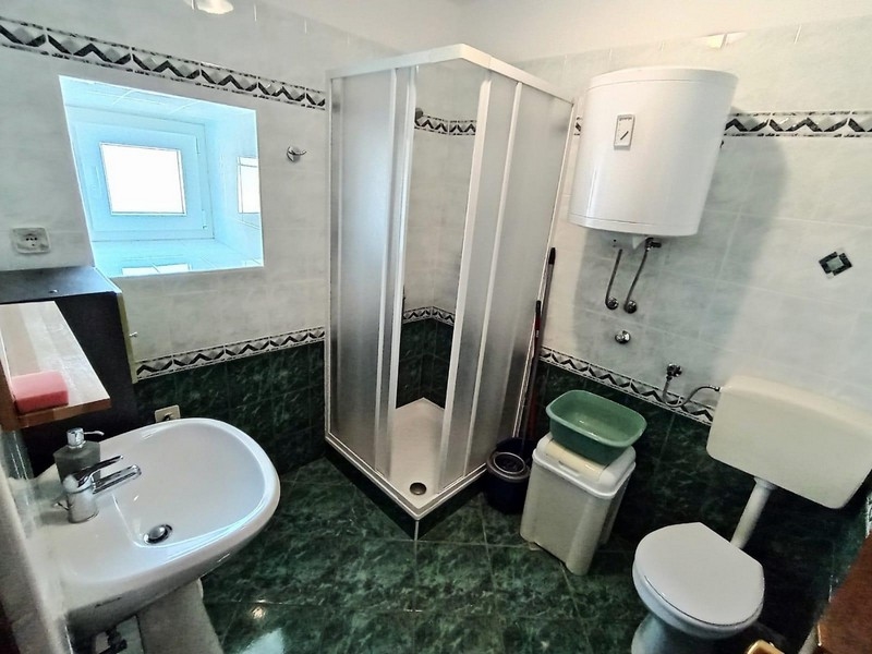 Łazienka z prysznicem i oknem