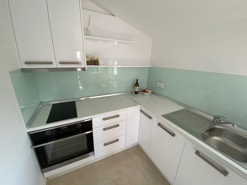 Nowoczesna kuchnia ze szklaną tylną ścianą